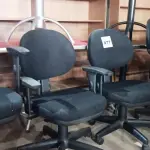 LOTE 077 - 04 CADEIRAS GIRATÓRIAS PARA ESCRITÓRIO. (NO ESTADO, NÃO SABEMOS SE FUNCIONA. LEILÃO NÃO TEM GARANTIA E NEM DEVOLUÇÃO).