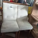 LOTE 058 - 02 CADEIRAS COM ACENTO E ENCOSTO ESTOFADOS. (NO ESTADO, NÃO SABEMOS SE FUNCIONA. LEILÃO NÃO TEM GARANTIA E NEM DEVOLUÇÃO).