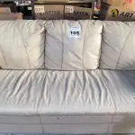 LOTE 105 - 01 SOFÁ EM COURO 03 LUGARES NA COR CREME (NO ESTADO, NÃO SABEMOS SE FUNCIONA. LEILÃO NÃO TEM GARANTIA E NEM DEVOLUÇÃO).