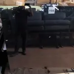 LOTE 108 - 01 TAMPO DE MESA EM MADEIRA COM VIDRO NA COR PRETA (NO ESTADO, NÃO SABEMOS SE FUNCIONA. LEILÃO NÃO TEM GARANTIA E NEM DEVOLUÇÃO).
