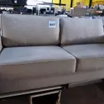 LOTE 097 - 01 SOFÁ ALEXAMDER COM PÉS EM MADEIRA (NO ESTADO, NÃO SABEMOS SE FUNCIONA. LEILÃO NÃO TEM GARANTIA E NEM DEVOLUÇÃO).