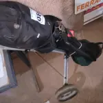 LOTE 080 - 01 CARRINHO DE GOLFE COM BOLSA TNT  DE TRANSPORTE ,12 TACOS DIVERSOS  E BOLAS (NO ESTADO, NÃO SABEMOS SE FUNCIONA. LEILÃO NÃO TEM GARANTIA E NEM DEVOLUÇÃO).