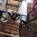 LOTE 095 - 01 MESA DE MADEIRA DOBRÁVEL COM 05 CADEIRAS. (NO ESTADO, NÃO SABEMOS SE FUNCIONA. LEILÃO NÃO TEM GARANTIA E NEM DEVOLUÇÃO).