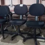 LOTE 078 - 04 CADEIRAS GIRATÓRIAS PARA ESCRITÓRIO. (NO ESTADO, NÃO SABEMOS SE FUNCIONA. LEILÃO NÃO TEM GARANTIA E NEM DEVOLUÇÃO).