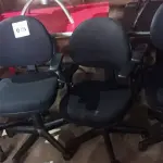 LOTE 076 - 04 CADEIRAS GIRATÓRIAS PARA ESCRITÓRIO. (NO ESTADO, NÃO SABEMOS SE FUNCIONA. LEILÃO NÃO TEM GARANTIA E NEM DEVOLUÇÃO).
