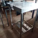 LOTE 099 - 01 MESA COM PANELEIRO 60CMX60CM EM AÇO INOX 304. (NO ESTADO, NÃO SABEMOS SE FUNCIONA. LEILÃO NÃO TEM GARANTIA E NEM DEVOLUÇÃO).