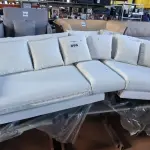 LOTE 096 - 02 SOFÁS DE CANTO NA COR BRANCO (NO ESTADO, NÃO SABEMOS SE FUNCIONA. LEILÃO NÃO TEM GARANTIA E NEM DEVOLUÇÃO).