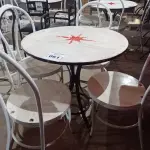 LOTE 061 - 01 CONJUNTO DE MESA COM 04 CADEIRAS STELA ARTOIS. (NO ESTADO, NÃO SABEMOS SE FUNCIONA. LEILÃO NÃO TEM GARANTIA E NEM DEVOLUÇÃO).