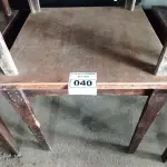LOTE 040 - 04 MESAS DE MADEIRA MEDINDO 80CMX80CM. (NO ESTADO, NÃO SABEMOS SE FUNCIONA. LEILÃO NÃO TEM GARANTIA E NEM DEVOLUÇÃO).