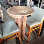 LOTE 093 - 01 MESA BISTRÔ EM MADEIRA COM 02 BANQUETAS E ACENTO ESTOFADO. (NO ESTADO, NÃO SABEMOS SE FUNCIONA. LEILÃO NÃO TEM GARANTIA E NEM DEVOLUÇÃO).