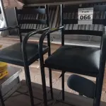 LOTE 066 - 02 CADEIRINHAS INFANTIL E 01 BANQUETA. (NO ESTADO, NÃO SABEMOS SE FUNCIONA. LEILÃO NÃO TEM GARANTIA E NEM DEVOLUÇÃO).