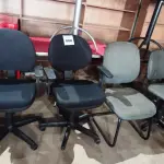 LOTE 088 - 04 CADEIRAS GIRATÓRIAS PARA ESCRITÓRIO. (NO ESTADO, NÃO SABEMOS SE FUNCIONA. LEILÃO NÃO TEM GARANTIA E NEM DEVOLUÇÃO).