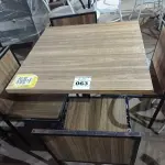 LOTE 063 - 01 CONJUNTO DE MESA COM TAMPO EM MADEIRA E PÉS DE FERRO COM 04 CADEIRAS MEDINDO 80CMX80CM. (NO ESTADO, NÃO SABEMOS SE FUNCIONA. LEILÃO NÃO TEM GARANTIA E NEM DEVOLUÇÃO).