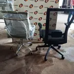 LOTE 087 - 02 CADEIRAS GIRATÓRIAS PARA ESCRITÓRIO AIRGRID. (NO ESTADO, NÃO SABEMOS SE FUNCIONA. LEILÃO NÃO TEM GARANTIA E NEM DEVOLUÇÃO).