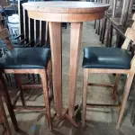 LOTE 057 - 01 MESA BISTRÔ EM MADEIRA COM 02 BANQUETAS E ACENTO ESTOFADO. (NO ESTADO, NÃO SABEMOS SE FUNCIONA. LEILÃO NÃO TEM GARANTIA E NEM DEVOLUÇÃO).
