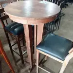 LOTE 034 - 01 MESA BISTRÔ EM MADEIRA COM 02 BANQUETAS E ACENTO ESTOFADO. (NO ESTADO, NÃO SABEMOS SE FUNCIONA. LEILÃO NÃO TEM GARANTIA E NEM DEVOLUÇÃO).