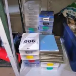 LOTE 006 - 01 LOTE COM CAIXAS ORGANIZADORES PEQUENAS (NO ESTADO, NÃO SABEMOS SE FUNCIONA. LEILÃO NÃO TEM GARANTIA E NEM DEVOLUÇÃO).
