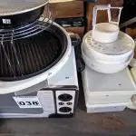 LOTE 038 - 01 LOTE COM FORNO ELÉTRICO, PANELAS E VASILHAS COM TAMPAS (NO ESTADO, NÃO SABEMOS SE FUNCIONA. LEILÃO NÃO TEM GARANTIA E NEM DEVOLUÇÃO).