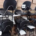 LOTE 091 - 12 CADEIRAS ESCOLAR.(NO ESTADO, NÃO SABEMOS SE FUNCIONA. LEILÃO NÃO TEM GARANTIA E NEM DEVOLUÇÃO).