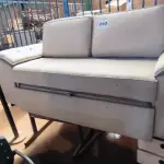LOTE 090 - 01 SOFÁ CAMA CINZA CLARO (NO ESTADO, NÃO SABEMOS SE FUNCIONA. LEILÃO NÃO TEM GARANTIA E NEM DEVOLUÇÃO).