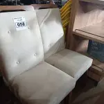 LOTE 058 - 02 CADEIRAS COM ACENTO E ENCOSTO ESTOFADOS. (NO ESTADO, NÃO SABEMOS SE FUNCIONA. LEILÃO NÃO TEM GARANTIA E NEM DEVOLUÇÃO).