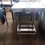 LOTE 099 - 01 MESA COM PANELEIRO 60CMX60CM EM AÇO INOX 304. (NO ESTADO, NÃO SABEMOS SE FUNCIONA. LEILÃO NÃO TEM GARANTIA E NEM DEVOLUÇÃO).