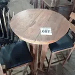 LOTE 057 - 01 MESA BISTRÔ EM MADEIRA COM 02 BANQUETAS E ACENTO ESTOFADO. (NO ESTADO, NÃO SABEMOS SE FUNCIONA. LEILÃO NÃO TEM GARANTIA E NEM DEVOLUÇÃO).