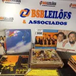 LOTE 008 - 01 LOTE COM VÁRIOS DISCOS DE VINIL. (NO ESTADO) ATENÇÃO! FAZER A VISITAÇÃO ANTES DE ARREMATAR, NÃO SABEMOS SE FUNCIONA. LEILÃO NÃO TEM GARANTIA E NEM DEVOLUÇÃO, SUJEITO A POSSÍVEIS AVARIAS VISÍVEIS/OCULTAS E/OU AUSÊNCIA DE COMPONENTES.