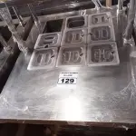 LOTE 129 - 01 BALCÃO INDUSTRIAL REFRIGERADO COM 09 CUBAS E 02 PASSADORES EM AÇO INOX. (NO ESTADO. LEILÃO NÃO TEM GARANTIA E NEM DEVOLUÇÃO).