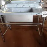 LOTE 186 - 01 MESA COM TANQUE E ESPELHO MEDINDO 110CMX66CM EM AÇO INOX. (NO ESTADO, NÃO SABEMOS SE FUNCIONA. LEILÃO NÃO TEM GARANTIA E NEM DEVOLUÇÃO).