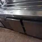 LOTE 139 - 01 BALCÃO REFRIGERADO COM CONDIMENTADORA MEDINDO 137CMX71CM EM AÇO INOX. (NO ESTADO) LEILÃO NÃO TEM GARANTIA E NEM DEVOLUÇÃO).