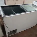 LOTE 135 - 01 FREEZER HORIZONTAL COM TAMPAS DE CORRER 220V. (NO ESTADO) ATENÇÃO! FAZER A VISITAÇÃO ANTES DE ARREMATAR, NÃO SABEMOS SE FUNCIONA. LEILÃO NÃO TEM GARANTIA E NEM DEVOLUÇÃO, SUJEITO A POSSÍVEIS AVARIAS VISÍVEIS/OCULTAS E/OU AUSÊNCIA DE COMPONENTES.
