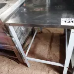 LOTE 121 - 01 MESA TAMPO EM INOX PÉ DE FERRO, MEDINDO 93CMX60CM. (NO ESTADO, NÃO SABEMOS SE FUNCIONA. LEILÃO NÃO TEM GARANTIA E NEM DEVOLUÇÃO).