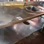 LOTE 190 - 01 MESA COM 02 PIAS E PANELEIRO EM AÇO INOX MEDINDO 288CM72CM. (NO ESTADO, NÃO SABEMOS SE FUNCIONA. LEILÃO NÃO TEM GARANTIA E NEM DEVOLUÇÃO).
