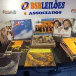 LOTE 008 - 01 LOTE COM VÁRIOS DISCOS DE VINIL. (NO ESTADO) ATENÇÃO! FAZER A VISITAÇÃO ANTES DE ARREMATAR, NÃO SABEMOS SE FUNCIONA. LEILÃO NÃO TEM GARANTIA E NEM DEVOLUÇÃO, SUJEITO A POSSÍVEIS AVARIAS VISÍVEIS/OCULTAS E/OU AUSÊNCIA DE COMPONENTES.