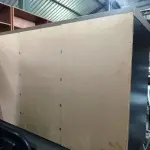LOTE 134 - 01 ARMÁRIO EM MDF COM 02 PORTAS E CHAVES MEDINDO 120CMX42CM. (NO ESTADO, NÃO SABEMOS SE FUNCIONA. LEILÃO NÃO TEM GARANTIA E NEM DEVOLUÇÃO).