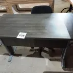 LOTE 135 - 01 MESA PARA ESCRITÓRIO MEDINDO 121CMX60CM E 01 CADEIRA GIRATÓRIA. (NO ESTADO. LEILÃO NÃO TEM GARANTIA E NEM DEVOLUÇÃO).