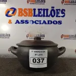 LOTE 037 - 01 PANELA DE BARRO. (NO ESTADO) ATENÇÃO! FAZER A VISITAÇÃO ANTES DE ARREMATAR, NÃO SABEMOS SE FUNCIONA. LEILÃO NÃO TEM GARANTIA E NEM DEVOLUÇÃO, SUJEITO A POSSÍVEIS AVARIAS VISÍVEIS/OCULTAS E/OU AUSÊNCIA DE COMPONENTES.