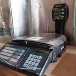 LOTE 157 - 01 BALANÇA ETIQUETADORA URANO ATÉ 30KG. (NO ESTADO, NÃO SABEMOS SE FUNCIONA. LEILÃO NÃO TEM GARANTIA E NEM DEVOLUÇÃO).