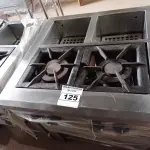 LOTE 125 - 01 FOGÃO INDUSTRIAL 02 BOCAS COM FRITADEIRA ELÉTRICA ACOPLADA EM AÇO INOX PARA FAST FOOD SERVINOX. (NO ESTADO. LEILÃO NÃO TEM GARANTIA E NEM DEVOLUÇÃO).