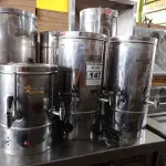 LOTE 147 - 06 CAFETEIRAS INDUSTRIAL COM AVARIAS. (NO ESTADO, NÃO SABEMOS SE FUNCIONA. LEILÃO NÃO TEM GARANTIA E NEM DEVOLUÇÃO).
