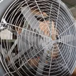 LOTE 146 - 01 VENTILADOR/UMIDIFICADOR COM MOTOR MONOFÁSICO 220V. (NO ESTADO) ATENÇÃO! FAZER A VISITAÇÃO ANTES DE ARREMATAR, NÃO SABEMOS SE FUNCIONA. LEILÃO NÃO TEM GARANTIA E NEM DEVOLUÇÃO, SUJEITO A POSSÍVEIS AVARIAS VISÍVEIS/OCULTAS E/OU AUSÊNCIA DE COMPONENTES.