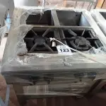 LOTE 123 - 01 FOGÃO INDUSTRIAL 02 BOCAS COM FRITADEIRA ELÉTRICA ACOPLADA EM AÇO INOX PARA FAST FOOD SERVINOX. (NO ESTADO. LEILÃO NÃO TEM GARANTIA E NEM DEVOLUÇÃO).