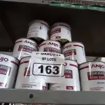 LOTE 163 - 12 LATAS DE COLA PLÁSTICA ANJO. (NO ESTADO) ATENÇÃO! FAZER A VISITAÇÃO ANTES DE ARREMATAR, NÃO SABEMOS SE FUNCIONA. LEILÃO NÃO TEM GARANTIA E NEM DEVOLUÇÃO, SUJEITO A POSSÍVEIS AVARIAS VISÍVEIS/OCULTAS E/OU AUSÊNCIA DE COMPONENTES.