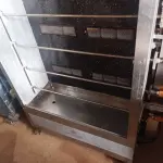 LOTE 106 - 01 ASSADEIRA DE FRANGO PRO GÁS PARA 30 FRANGOS COM 06 ESPETOS FALTANDO 01 VIDRO EM AÇO INOX. (NO ESTADO, NÃO SABEMOS SE FUNCIONA.LEILÃO NÃO TEM GARANTIA E NEM DEVOLUÇÃO).