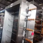 LOTE 106 - 01 ASSADEIRA DE FRANGO PRO GÁS PARA 30 FRANGOS COM 06 ESPETOS FALTANDO 01 VIDRO EM AÇO INOX. (NO ESTADO, NÃO SABEMOS SE FUNCIONA.LEILÃO NÃO TEM GARANTIA E NEM DEVOLUÇÃO).