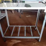 LOTE 185 - 01 MESA COM PANELEIRO MEDINDO 100CMX56CM EM AÇO INOX. (NOVO)(NO ESTADO, NÃO SABEMOS SE FUNCIONA. LEILÃO NÃO TEM GARANTIA E NEM DEVOLUÇÃO).