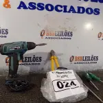 LOTE 024 - 01 PARAFUSADEIRA E VÁRIAS FERRAMENTAS. (NO ESTADO) ATENÇÃO! FAZER A VISITAÇÃO ANTES DE ARREMATAR, NÃO SABEMOS SE FUNCIONA. LEILÃO NÃO TEM GARANTIA E NEM DEVOLUÇÃO, SUJEITO A POSSÍVEIS AVARIAS VISÍVEIS/OCULTAS E/OU AUSÊNCIA DE COMPONENTES.