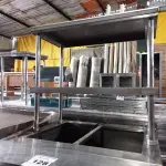 LOTE 128 - 01 BALCÃO INDUSTRIAL AQUECIDO COM 02 PASSADORES PARA HAMBURGUERIA EM AÇO INOX. (NO ESTADO. LEILÃO NÃO TEM GARANTIA E NEM DEVOLUÇÃO).