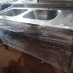 LOTE 116 - 01 PIA COM 02 TANQUES MEDINDO 150CMX70CM COM ESPELHO EM AÇO INOX. (NO ESTADO, NÃO SABEMOS SE FUNCIONA. LEILÃO NÃO TEM GARANTIA E NEM DEVOLUÇÃO).